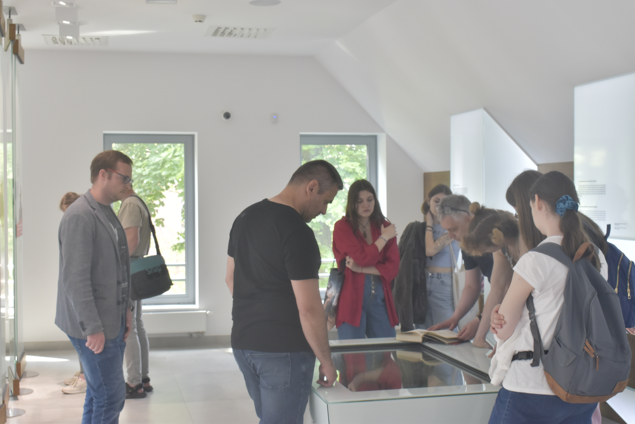 Zdjęcie do newsa Poznańscy akademicy odwiedzili Książnicę poświęconą „Kaszubie w Poznaniu”