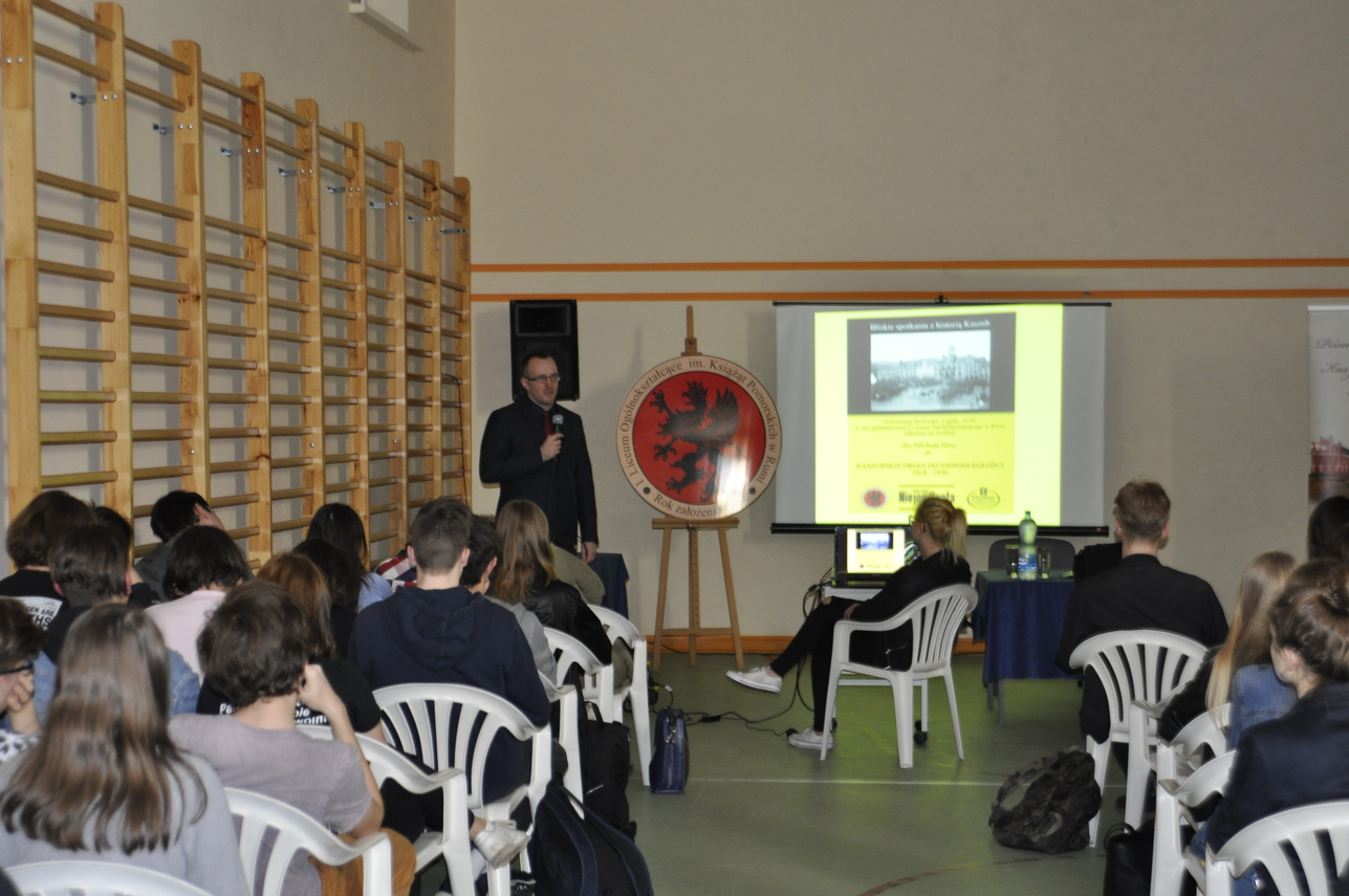 Zdjęcie do newsa O Niepodległej na Kaszubach. Wykład w rumskim Liceum.