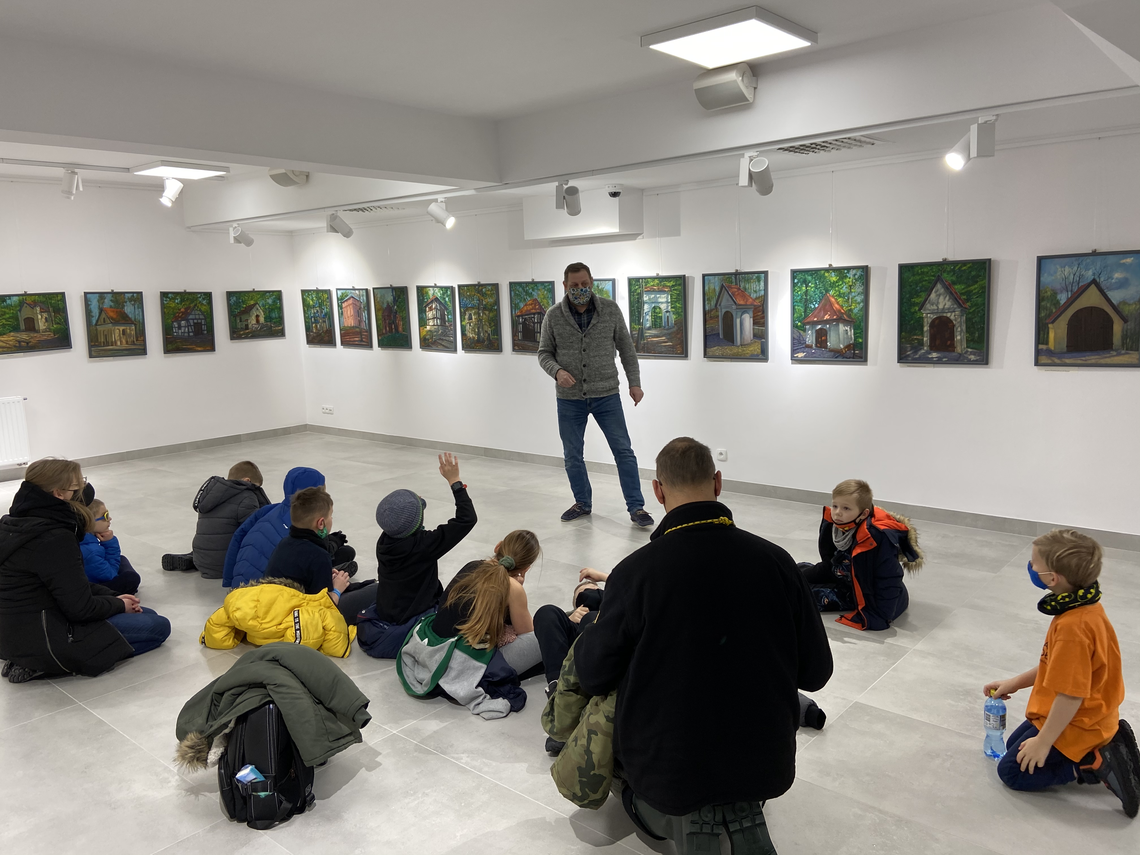 Zdjęcie do newsa Naju Szkòla w książnicy. Wystawa Macieja Tamkuna