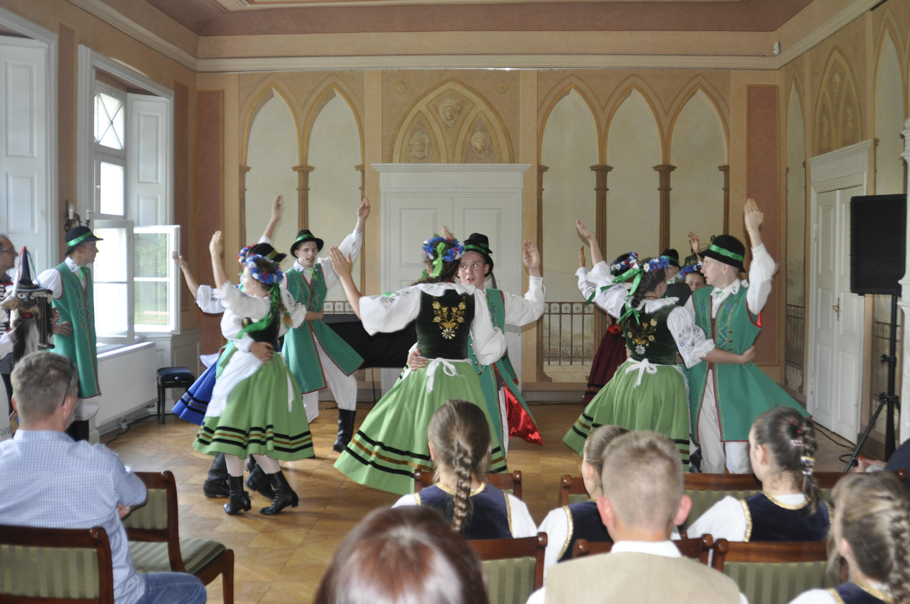 Zdjęcie do newsa PIERWSZA EDYCJA KURSU TAŃCA KASZUBSKIEGO ZA NAMI!