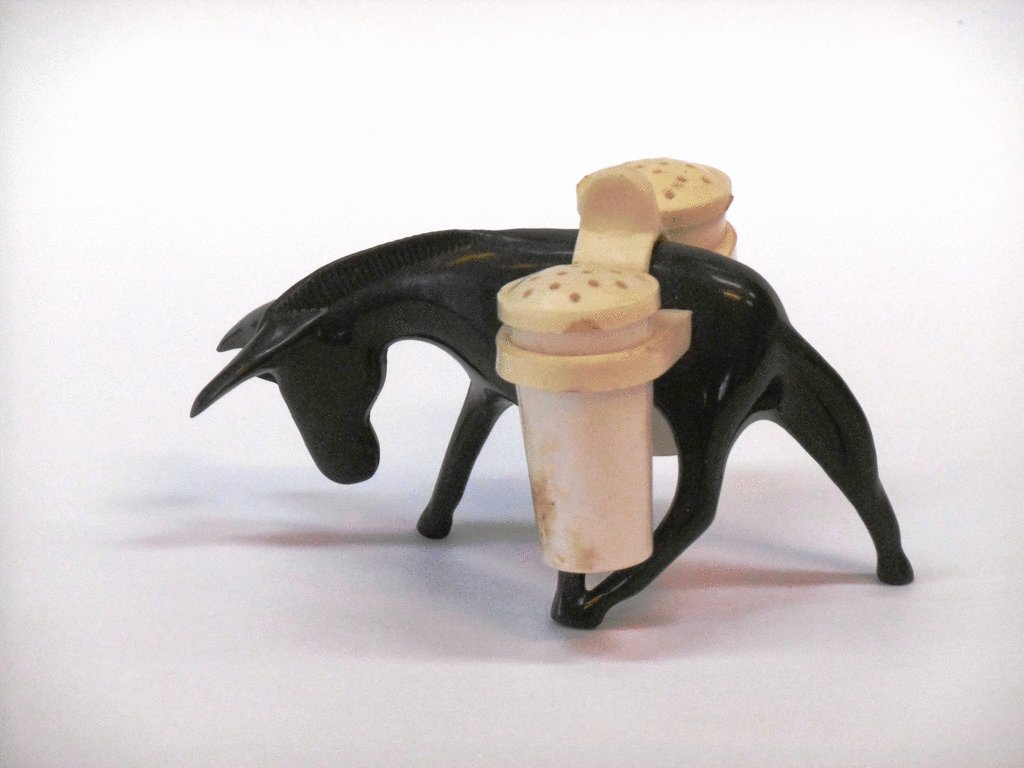 Zdjęcie animowane do newsa Muzealne smaczki 2/2020. Osiołki z muzealnego magazynu…