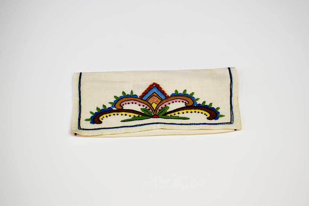 Zdjęcie animowane do newsa Muzealne smaczki 7/2020. Saszetka na chusteczki